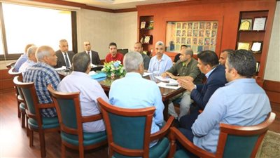 محافظ سوهاج يبحث تذليل المعوقات للانتهاء من 