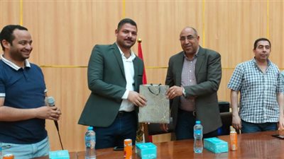 رئيس جهاز مدينة سوهاج الجديدة يكرم المهندس محمود عبد الرحيم لحصوله على الدكتوراه 