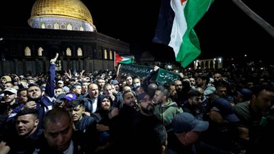 قوات الاحتلال الإسرائيلي تعتدي على جنازة شهيد الأقصى وليد الشريف