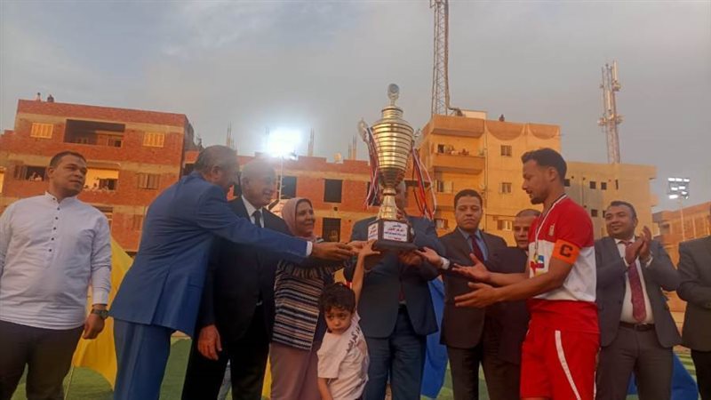 جانب من تسليم الكأس