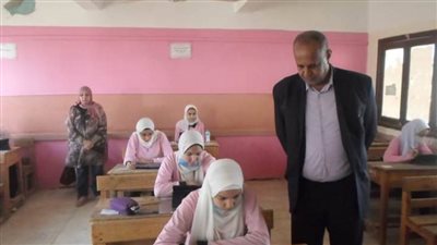 انتظام بلجان امتحان اللغة الإنجليزية الورقي لطلاب ثانية ثانوي بالوادي الجديد 