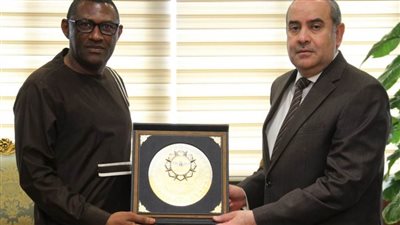 وزير الطيران يستقبل سفير سيراليون بالقاهرة لبحث سبل تعزيز  التعاون بين البلد