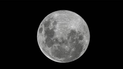 تعرف على حقيقة الصور المتداولة لانشقاق القمر