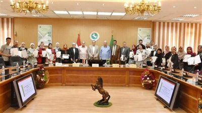 محافظ الشرقية يُكرم 46 من الحاصلين علي شهادتي أساسيات التحول الرقمي