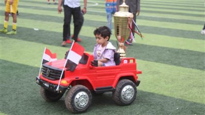 أصغر عضو بمركز شباب بالقليوبية يسلم كأس دوري مراكز الشباب 