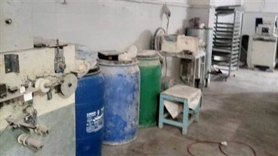 ضبط مصنع لإنتاج شيكولاتة بدون ترخيص بكفر شكر