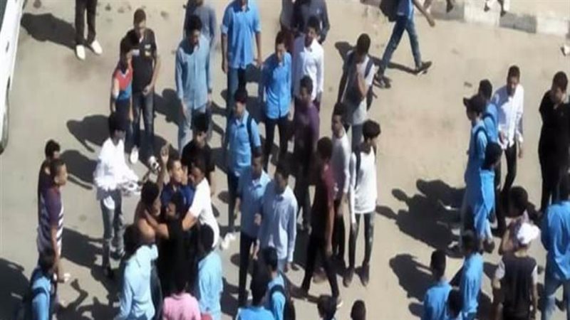 طالب يطعن زميله عقب