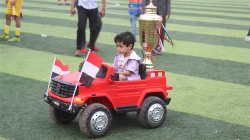 مازن يقود سيارة كهربائية