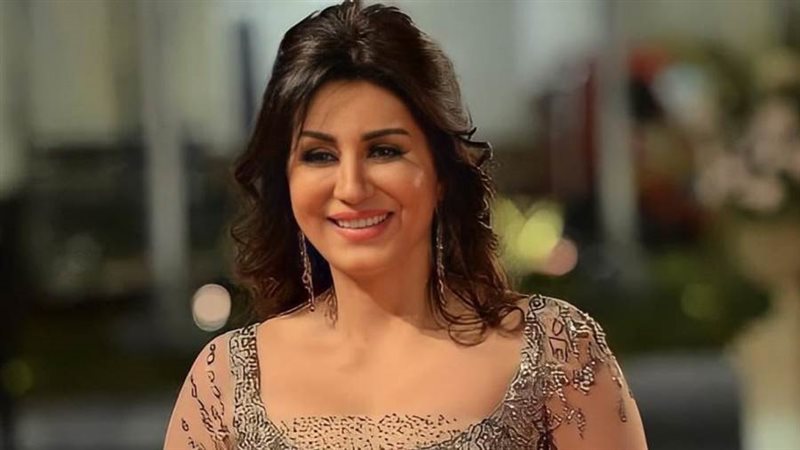 الفنانة وفاء عامر