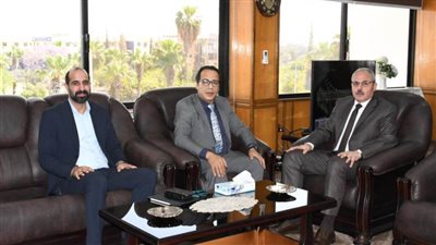 رئيس جامعة قناة السويس يلتقي ووفد هيئة الرعاية الصحية بالإسماعيلية 