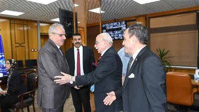 رئيس جامعة القناة  يستقبل د .كمال درويش و د. حسين السمري لإشرافهما  على امتحانات كلية التربية الرياضية