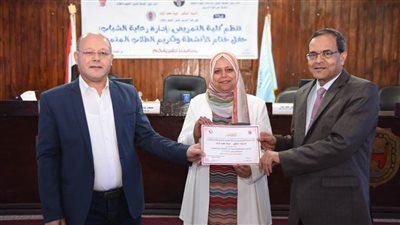 رئيس جامعة سوهاج يشهد تكريم المتميزين بكلية التمريض