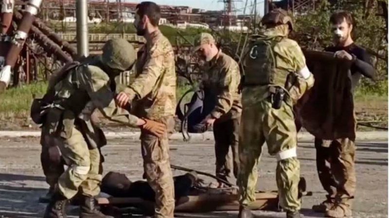 قوات روسية تفتش جنود