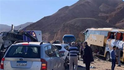 إصابة 15 شخصا في 3 حوادث على طريق 