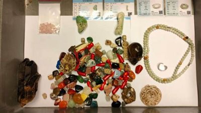 جمارك مطار الغردقة الدولي تضبط محاولة تهريب 138 قطعة من الأحجار الكريمة