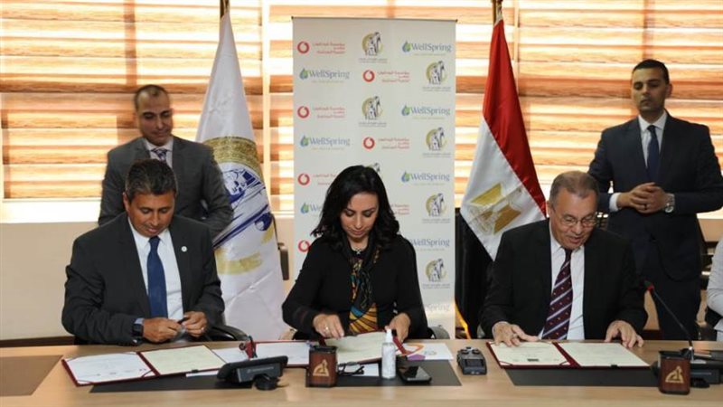 مايا مرسي مع مسؤولي