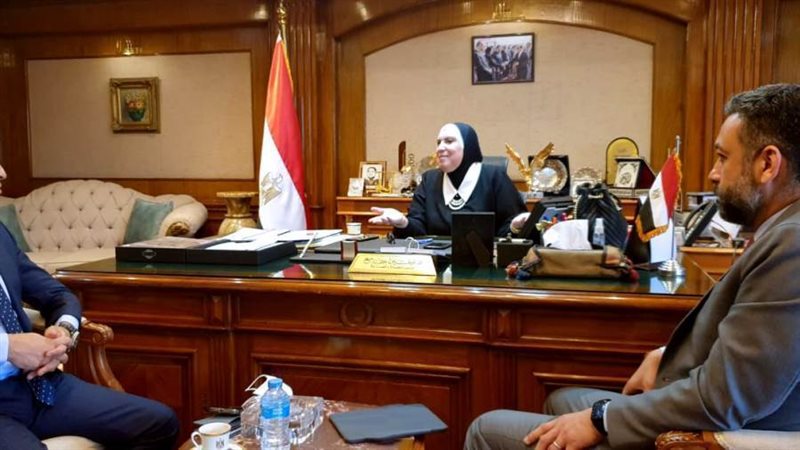 وزيرة التجارة والصناعة