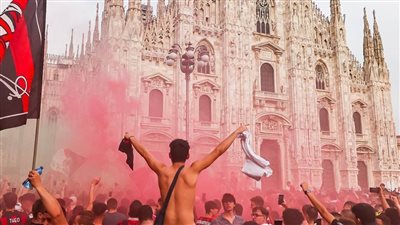 ميلان يتوج بطلاً للدوري الإيطالي بعد غياب دام 11 عامًا