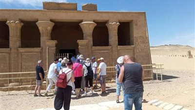 وفد سياحي من أمريكا وألمانيا يزور المناطق الأثرية بالمنيا