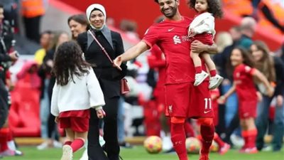 شاهد.. محمد صلاح يحتفل مع أسرته في آنفيلد بنهاية الموسم وجوائزه الفردية