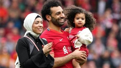  ظهور زوجة محمد صلاح وابنتيه يخطف الأنظار منه