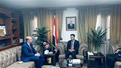 أمين عام الرئاسة يقدم التهنئة للسفير اليمني في مصر