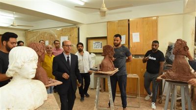 نائب رئيس جامعة أسيوط يتفقد انتظام أعمال أمتحانات الفصل الدراسي الثاني