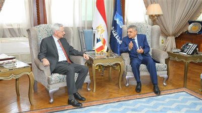 الفريق أسامة ربيع يبحث سبل التعاون مع السفير الفرنسي في القاهرة 