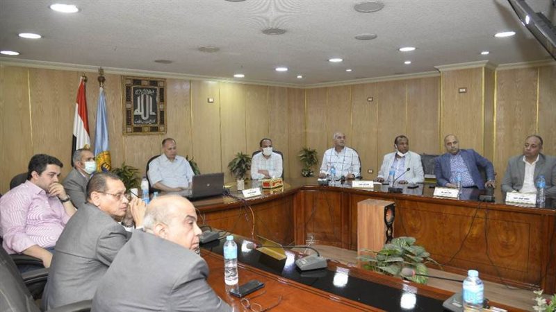 محافظ أسيوط يناقشة