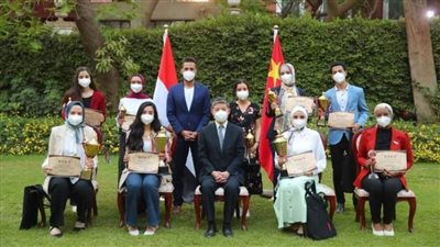 سفير الصين بمصر يدعو طلابًا فازوا بمسابقة الجسر الصيني لزيارة السفارة