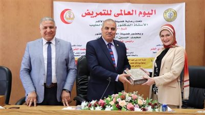 رئيس جامعة الأزهر يكرم المتميزات في احتفالية اليوم العالمي للتمريض