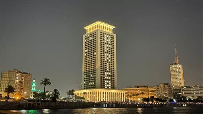 وزارة الخارجية تضيء مقرها بكلمة 