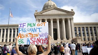 أوكلاهوما تحظر الإجهاض وتسمح بمقاضاة النساء ومن يساعدهن على إنهاء الحمل 