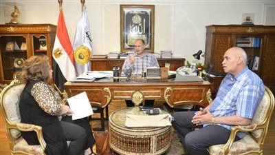 محافظ أسيوط يوجه مسئولي الطرق بالمتابعة المستمرة لأعمال الرصف وتكثيف الجهود للانتهاء منها وفقًا للجداول الزمنية