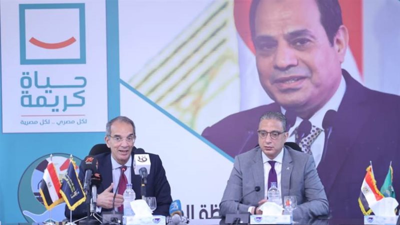 وزير الاتصالات مع