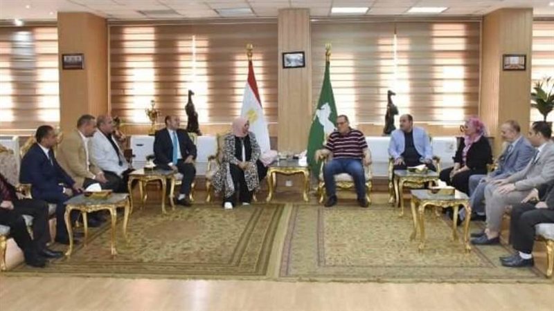 محافظ الشرقية يلتقي
