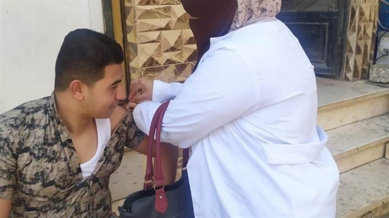 تطعيم المواطنين بلقاح