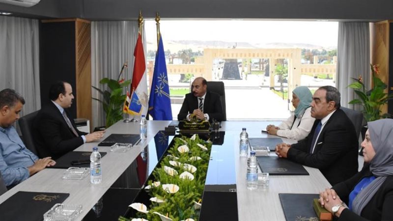 اجتماع محافظ أسوان