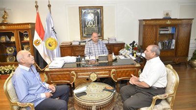 محافظ أسيوط يعلن التوسع في فتح منافذ متنقلة لبيع السلع الزراعية ومنتجات الدواجن بأسعار مخفضة بالمراكز والأحياء 