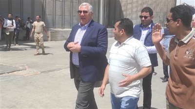 وزير الزراعة يتابع توريد القمح بصومعة البهنسا شمال المنيا.. صور 