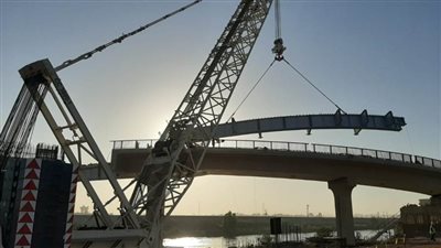 محافظ أسيوط: تركيب الكمرات المعدنية لكوبري منقباد العلوي