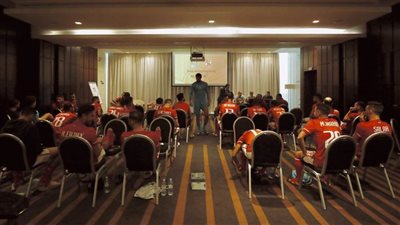 محاضرة تنسيقية من وفد «كاف» للاعبي الأهلي والجهاز الفني