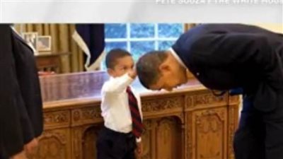 حكاية صورة انحناء رئيس أقوى دولة في العالم أمام طفل (صور)