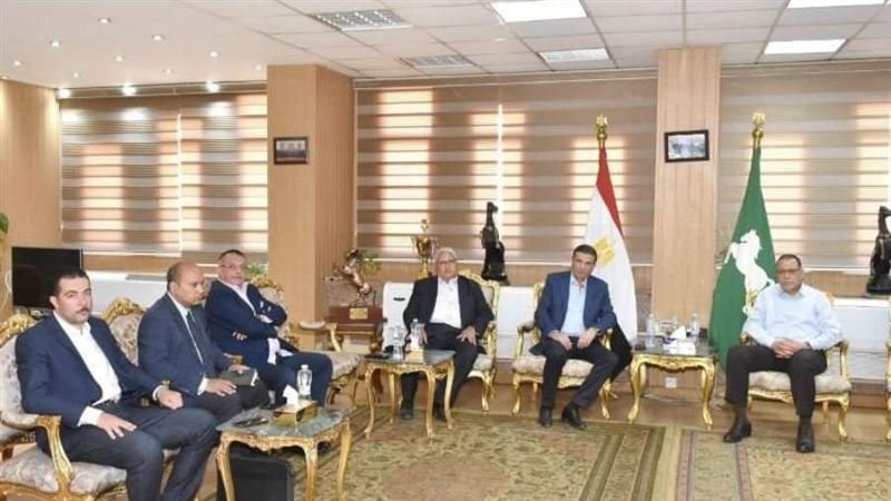 محافظ الشرقية خلال