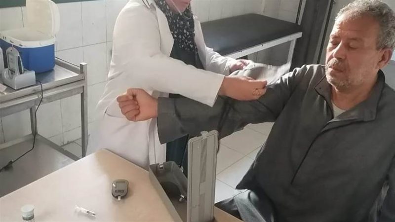 الكشف الطبي على المرضى