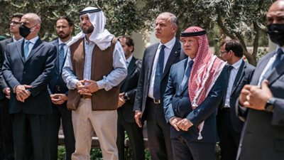ملك الأردن وولي عهده يشاركان في تشييع جثمان والد الملكة رانيا
