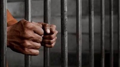 حبس المتهم بمحاولة إدخال مواد مخدرة لشقيقه داخل الحجز بشبرا الخيمة 