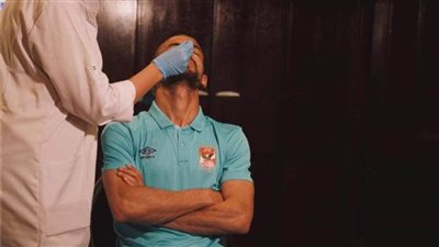 لاعبو الأهلي يجرون مسحة طبية استعدادًا لمباراة الوداد المغربي