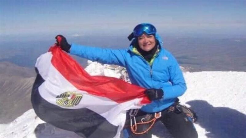 منال رستم ترفع علم