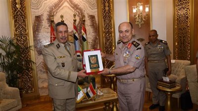 الفريق أسامة عسكر يبحث مع رئيس الوفد العسكري الجزائري آفاق التعاون المشترك